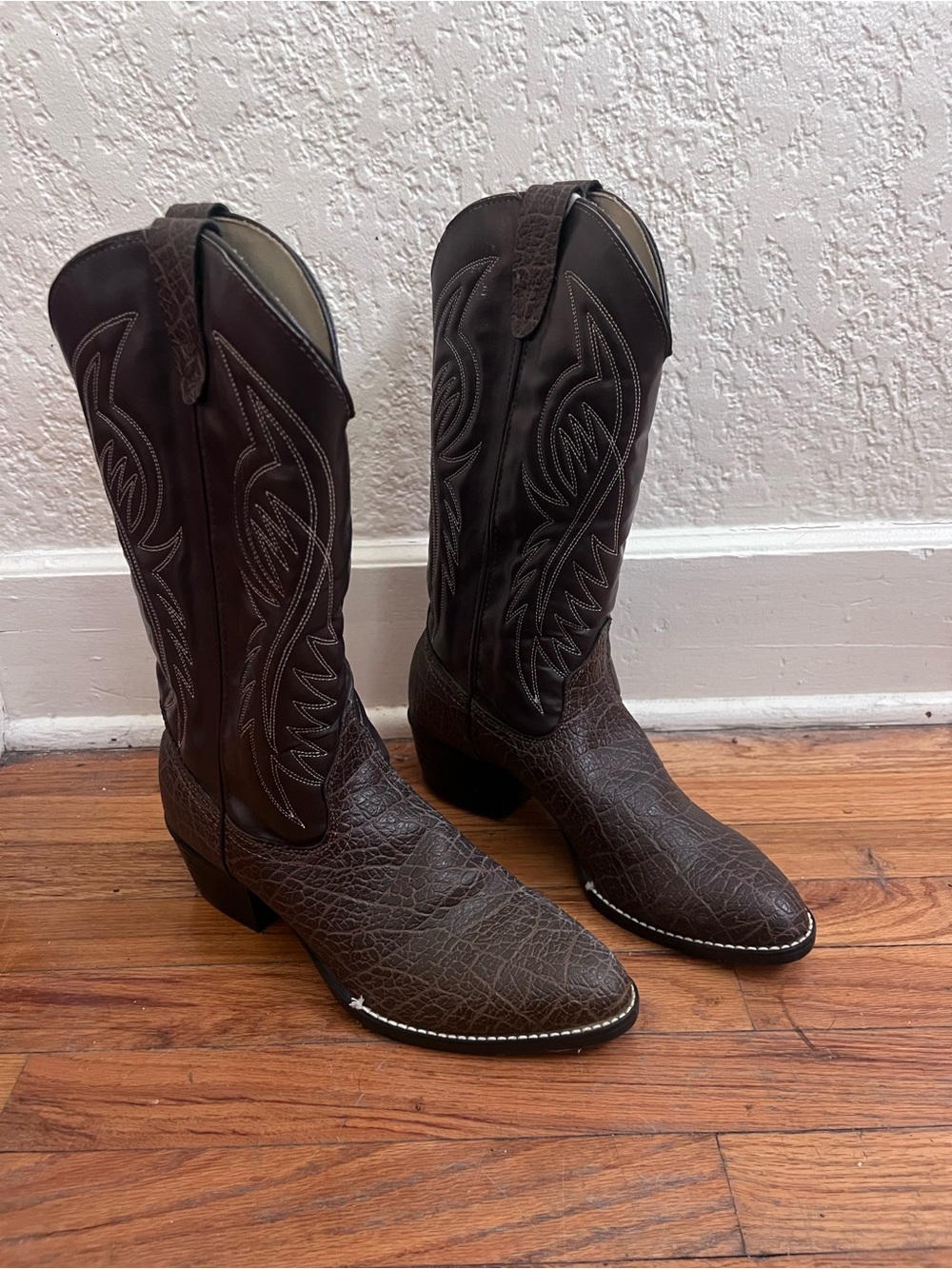 Women's Brown Western Cowboy Boots in size 9D- Classic Embroidered Shaft